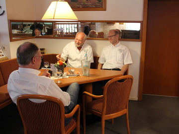 Stephan Weil im Gespräch mit Rudolf und Markus Meyer