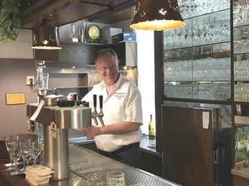 Stephan Weil hinter der Theke beim Bierzapfen der Waldgaststätte Eckernworth, Walsrode