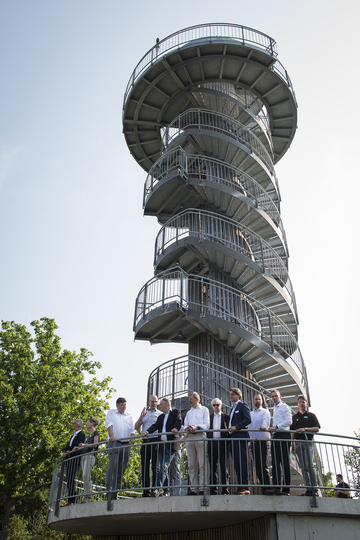 Sommerreise 2018, Ministerpräsident Weil vor dem Aussichtsturm im Park der Gärten