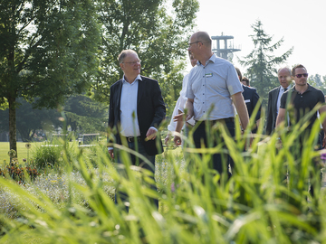 Sommerreise 2018, Ministerpräsident Weil und weitere Besucher beim Spaziergang durch den Park