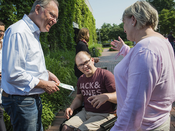 Sommerreise 2018, Ministerpräsident Weil im Gespräch mit Besuchern der Tagesförderstätte Bunde in Bad Zwischenahn