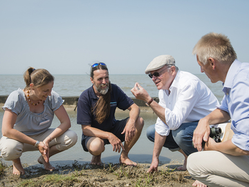 Sommerreise 2018; Natur pur - das Wattenmeer, Ministerpräsident Weil lässt sich das Wattenmeer erklären