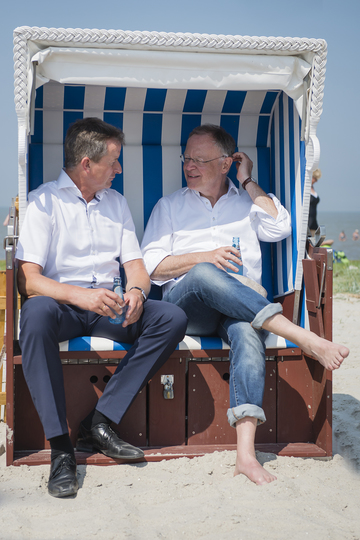 Sommerreise 2015, Strandkorbgespräche - Ministerpräsident Weil unterhält sich im Strandkorb