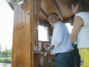 Sommerreise 2018; zusammen mit dem Kapitän steht Stephan Weil am Steuer des Raddampfers Concordia II auf dem Weg nach Carolinensiel