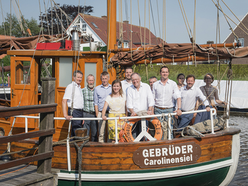 Sommerreise 2018, Stephan Weil und weitere Personen stehen auf Museumsschiff Carolinensiel