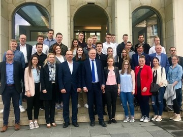 Treffen mit jungen VW-Mitarbeitern aus Deutschland und Polen, die sich für die Sanierung von Teilen des Konzentrationslagers Auschwitz engagiert haben