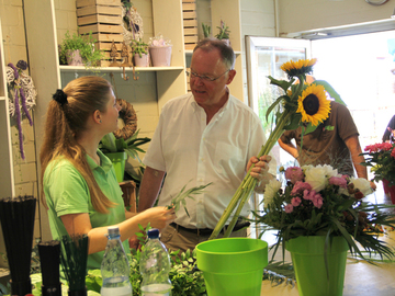 Stephan Weil beim Blumenbinden in der Gärtnerei Sporleder