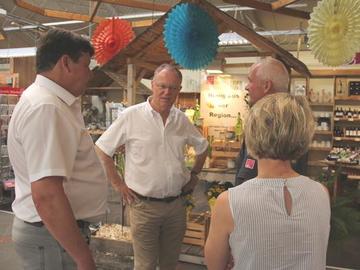 Stephan Weil im Gespräch mit Familie Sporleder vor dem Honigverkaufsstand