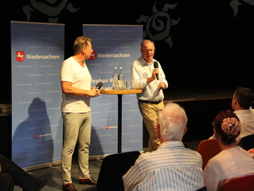 Stephan Weil und Moderator Ludger Abeln beim Bürgerdialog in Hameln