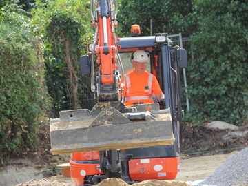 Baggerfahrer Stephan Weil: Mit dem Bagger wird der Sand für den Straßenuntergrund eingebaut