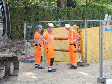 Kurze Arbeitsbesprechung mit Stephan Weil auf der Baustelle