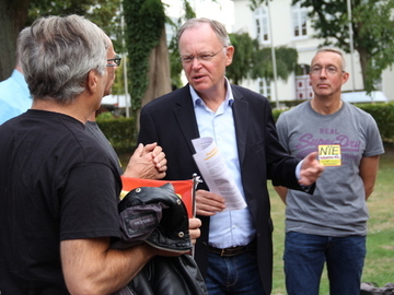 Die Bürgerinitiative AtommülldepoNIE“ überreicht eine Petition an Ministerpräsident Stephan Weil