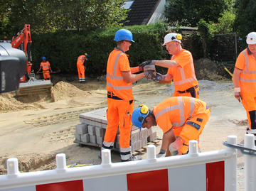 Teamarbeit bei der Straßensanierung, Arbeit und Dialog bei Firma Tiesler in Elsfleth