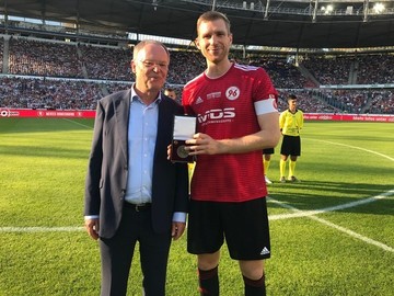 Stephan Weil überreicht Per Mertesacker die Niedersächsiche Sportmedaille