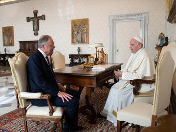 Ministerpräsident Stephan Weil im Gespräch mit Papst Franziskus