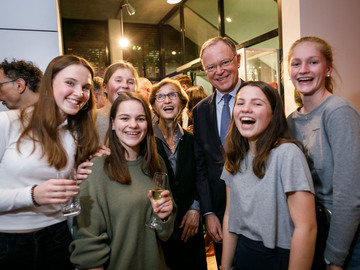 Nach dem Konzert entspanntes Foto mit Ministerpräsident Stephan Weil und Chorchefin Gudrun Schröfel