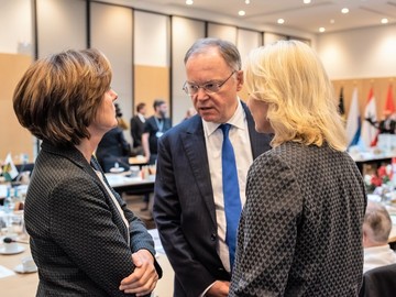 Ministerpräsidentenkonferenz 2018: Stephan Weil im Gespräch mit den Ministerpräsidentinnen Malu Dreyer (Rheinland-Pfalz) und Manuela Schwesig (Mecklenburg-Vorpommern)