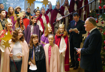 Schülerinnen und Schüler der St.Ursula-Schule und der Ludwig-Windthorst-Schule beim Dreikönigssingen als kleine Caspars, Melchiors und Balthasars in der Staatskanzlei.