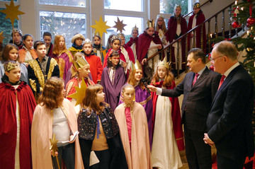 Sternsinger zu Besuch in der Staatskanzlei bei Ministerpräsident Stephan Weil.