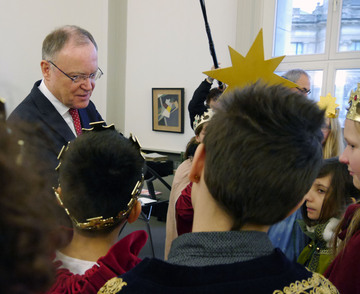 Sternsinger zu Besuch in der Staatskanzlei bei Ministerpräsident Stephan Weil.