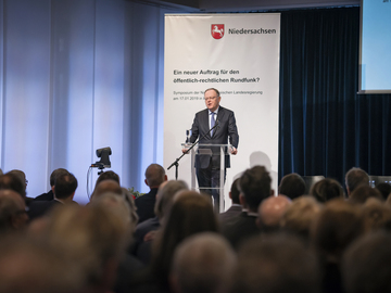 Ministerpräsident Stephan Weil hält eine Rede auf dem Mediensymposium