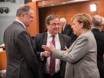 Ministerpräsident Stephan Weil im Gespräch mit Bundeskanzlerin Angela Merkel und Armin Laschet (NRW)