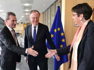 Zusammentreffen von Europaministerin Birgit Honé und Ministerpräsident Stephan Weil mit EU-Haushaltskommissar Günther Oettinger