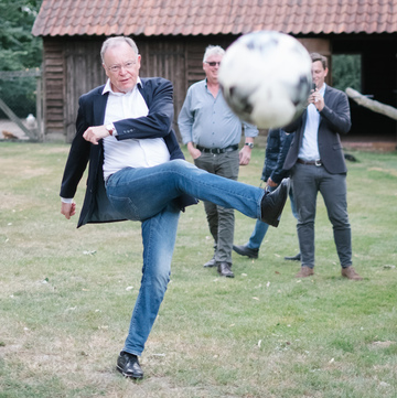 Fußball passt immer - Torschuß im Garten der Familie Fromhagen