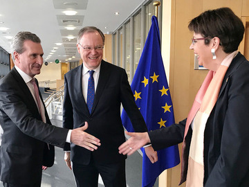 Zusammentreffen von Europaministerin Birgit Honé und Ministerpräsident Stephan Weil mit EU-Haushaltskommissar Günther Oettinger (Februar 2019)