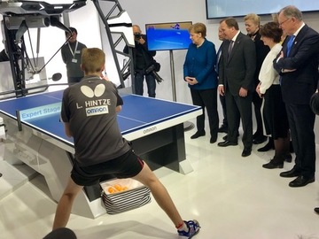 Der Ministerpräsident besucht mit Bundeskanzlerin Angela Merkel auf der Hannover Messe verschiedene Aussteller um sich neue Innovationen vorführen zu lassen (April 2019)