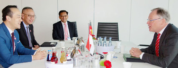 Ministerpräsident Stephan Weil im Gespräch mit Abgesandten des Partnerlandes Indonesien auf der Hannover Messe 2019 (April 2019)