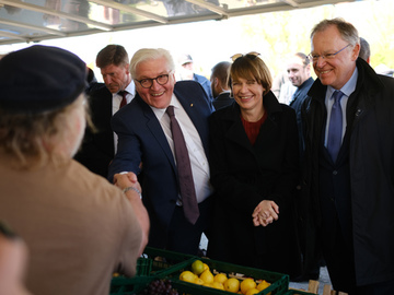 Bundespräsident Frank-Walter Steinmeier besucht einen niedersächsischen Wochenmarkt (April 2019)