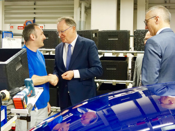 Ministerpräsident Stephan Weil besucht das VW Werk in Emden (April 2019)
