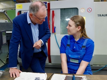 Der Ministerpräsident besucht Auszubildende in einem metallverarbeitenden Betrieb in Lüneburg (April 2019)
