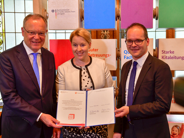 Ministerpräsident Stephan Weil, Minister Grant Hendrik Tonne und Bundesfamilienministerin Dr. Frankziska Giffey unterzeichnen das "Gute-Kita-Gesetz" (Juni 2019)