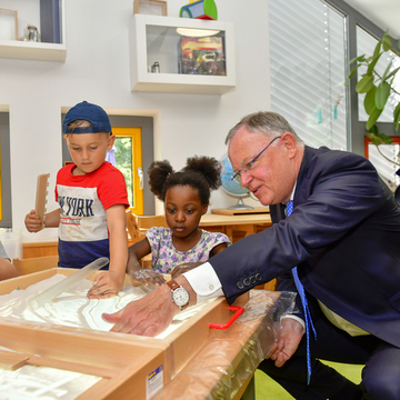 Ministerpräsident Stephan Weil besucht eine hannoversche Kita aus Anlass der Unterzeichnung des "Gute-Kita-Gesetzes" (Juni 2019)