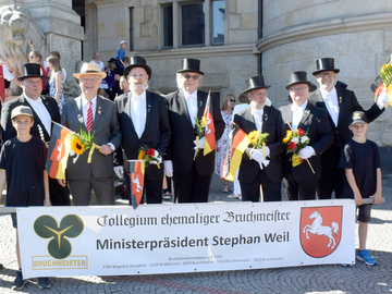 Das Collegium ehemaliger Bruchmeister heißt Ministerpräsident Stephan Weil in ihrer Mitte beim Schützenfest Hannover willkommen (Juli 2019)