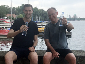 Für das RTL-Sommerinterview läuft Ministerpräsident Stephan Weil eine Runde um den Maschsee, hinterher gibt es eine kühle Erfrischung (Juli 2019)