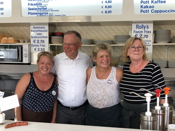 Beim Besuch in Rollys Trucker Stop hat Ministerpräsident Stephan Weil sichtlich Spaß mit den freundlichen Mitarbeiterinnen (Juli 2019)
