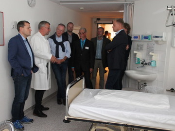 Im Rahmen seiner Inseltour besucht MInisterpräsident Stephan Weil auch das Krankenhaus auf Norderney (August 2019)