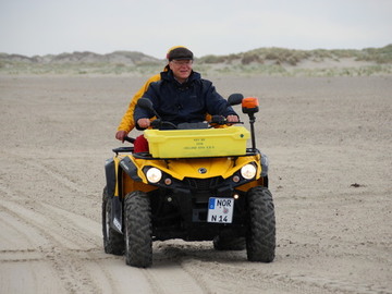 Auf Wangerooge ist Ministerpräsident Stephan Weil auf Patrouillenfahrt am Strand unterwegs (August 2019)