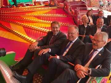 Auf dem Stoppelmarkt in Vechta besucht Ministerpräsident Stephan Weil auch eins der zahlreichen Fahrgeschäfte (August 2019)