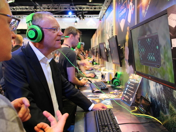 Auf der Gamescom informiert sich Ministerpräsident Stephan Weil über die aktuellen Trends der Szene (August 2019)