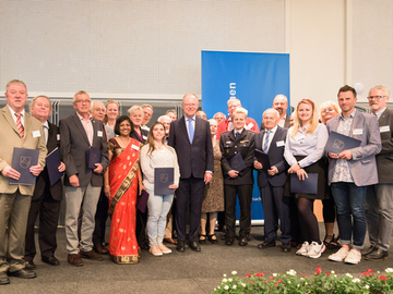 Ministerpräsident Stephan Weil beim Tag der Ehrenamlichen zusammen mit einigen der Preisträger (September2019)
