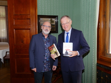 Ministerpräsident Stephan Weil trifft den Schriftsteller Fernando Aramburu (Oktober 2019)