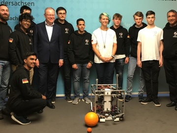 Unser Olympia Team für die Roboter Olympiade besucht Ministerpräsident Stephan Weil in der Staatskanzlei (Oktober 2019)