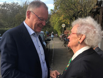 Der Kleingärtnerverein Linden e. V. wird 100 Jahre alt. Stephan Weil wird vom Ehrenmitglied Frau Götte herzlich empfangen (Oktober 2019)