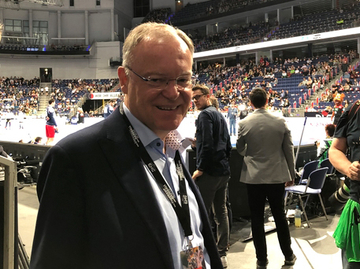 Beim Tag des Handballs in der TUI Arena Hannover mischt sich der Ministerpräsident unter die Zuschauer (Oktober 2019)