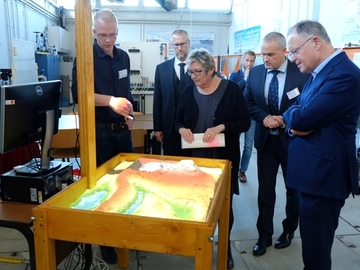 Beim Besuch der Ostfalia Hochschule in Sunderburg lässt sich der Ministerpräsident in der Versuchshalle verschiedene Anwendungen erklären (Oktober 2019)