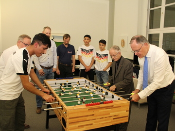 Volle Konzentration - Stephan Weil hat Spieler unserer Tischfußballmachschaft zu Gast, die Deutschland dieses Jahr bei der WM in Murcia/Spanien vertreten haben (November 2019)